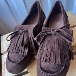 Mocasín choco ante India