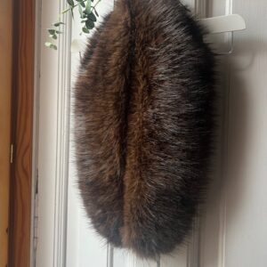 Cuello pelo sintético