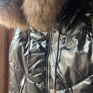 Plumas gris verde metalizado con capucho pelo natural