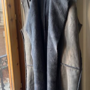 Chaleco antelina gris y borreguito