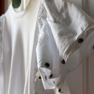 Camiseta blanca con tachuelas