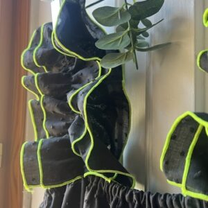 Vestido Olivia plumeti negro con rulito fluor