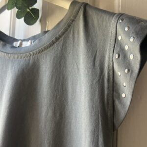 Camiseta básica gris con tachas