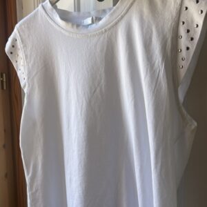 Camiseta blanco básica con tachuelas