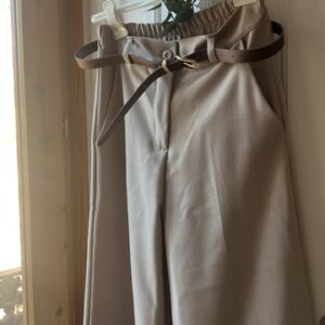 Pantalón beige palazzo bolsillos