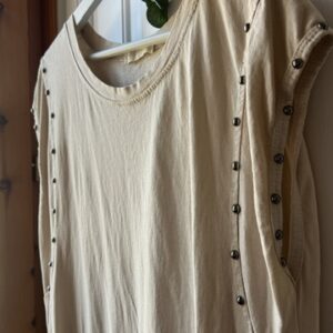 Vestido camiseta tachas