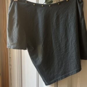 Camiseta básica asimétrica con tachuelas gris plomo