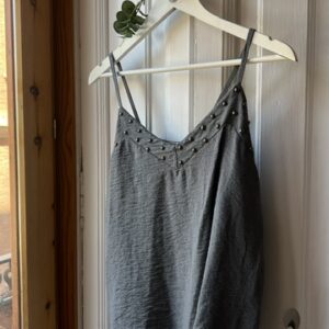 Camisa tirantes tachuelas gris