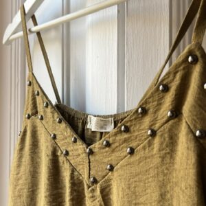 Camisa tirantes tachuelas ocre