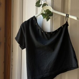 Camiseta asimétrica negra con tachuelas