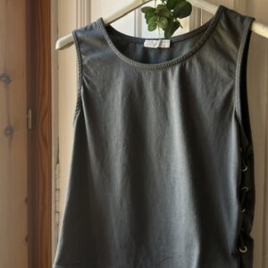 Camiseta gris petróleo tachuela lateral