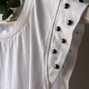 Camiseta blanca tachuelas solapa redondas