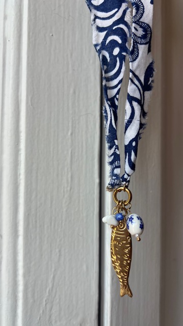 Collar tela pez