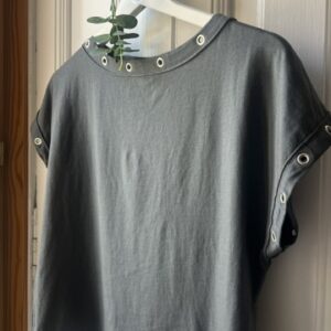 Camiseta gris tachuelas