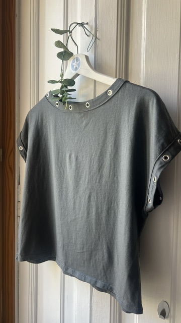 Camiseta gris tachuelas