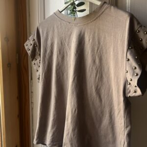 Camiseta mangas mariposa con tachuelas