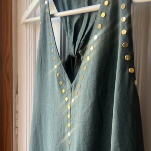 Vestido verde botella con tachas doradas