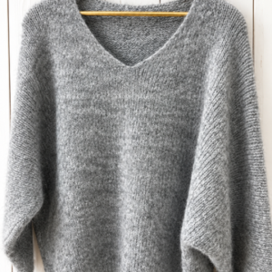 Suéter punto básico gris cuello V
