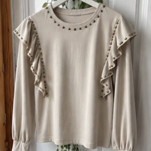 Camiseta beige tachuelas
